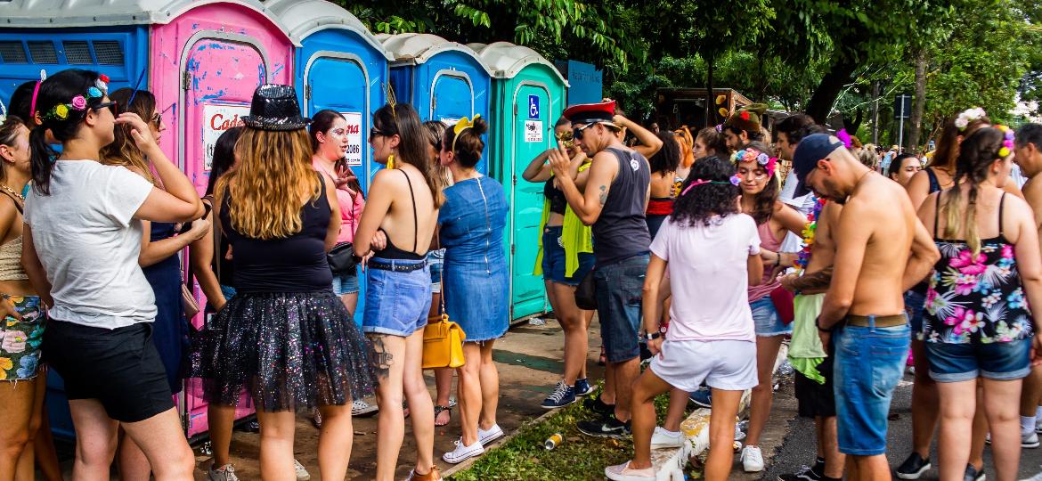 As Dificuldades que as Mulheres Enfrentam com Banheiros no Carnaval e Por que o Pipizito é Essencial em 2025 pipizito - faça xixi em pé