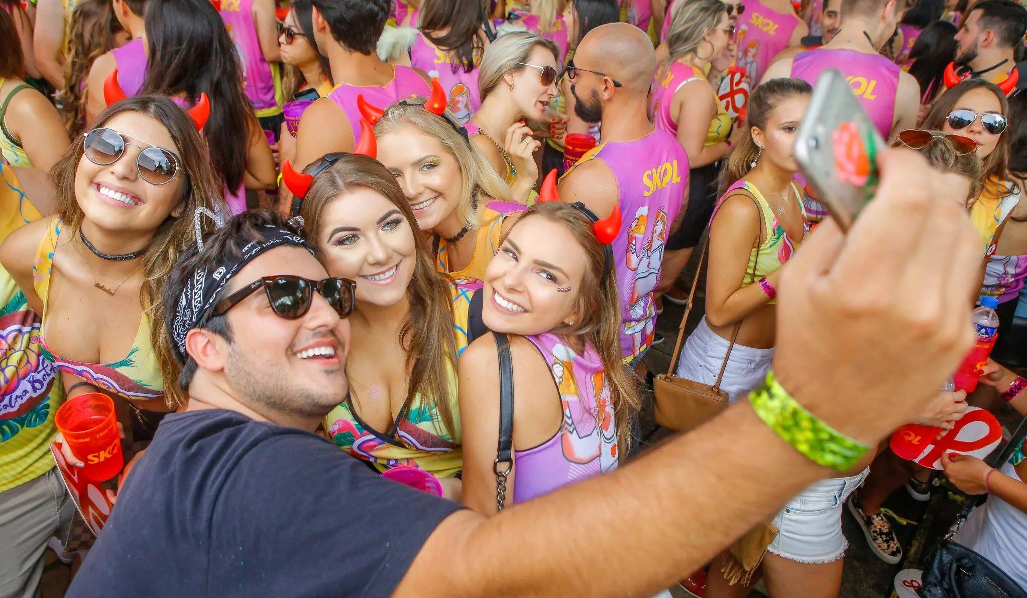 Carnaval de Floripa 2025: Guia Completo para Mulheres pipizito - faça xixi em pé