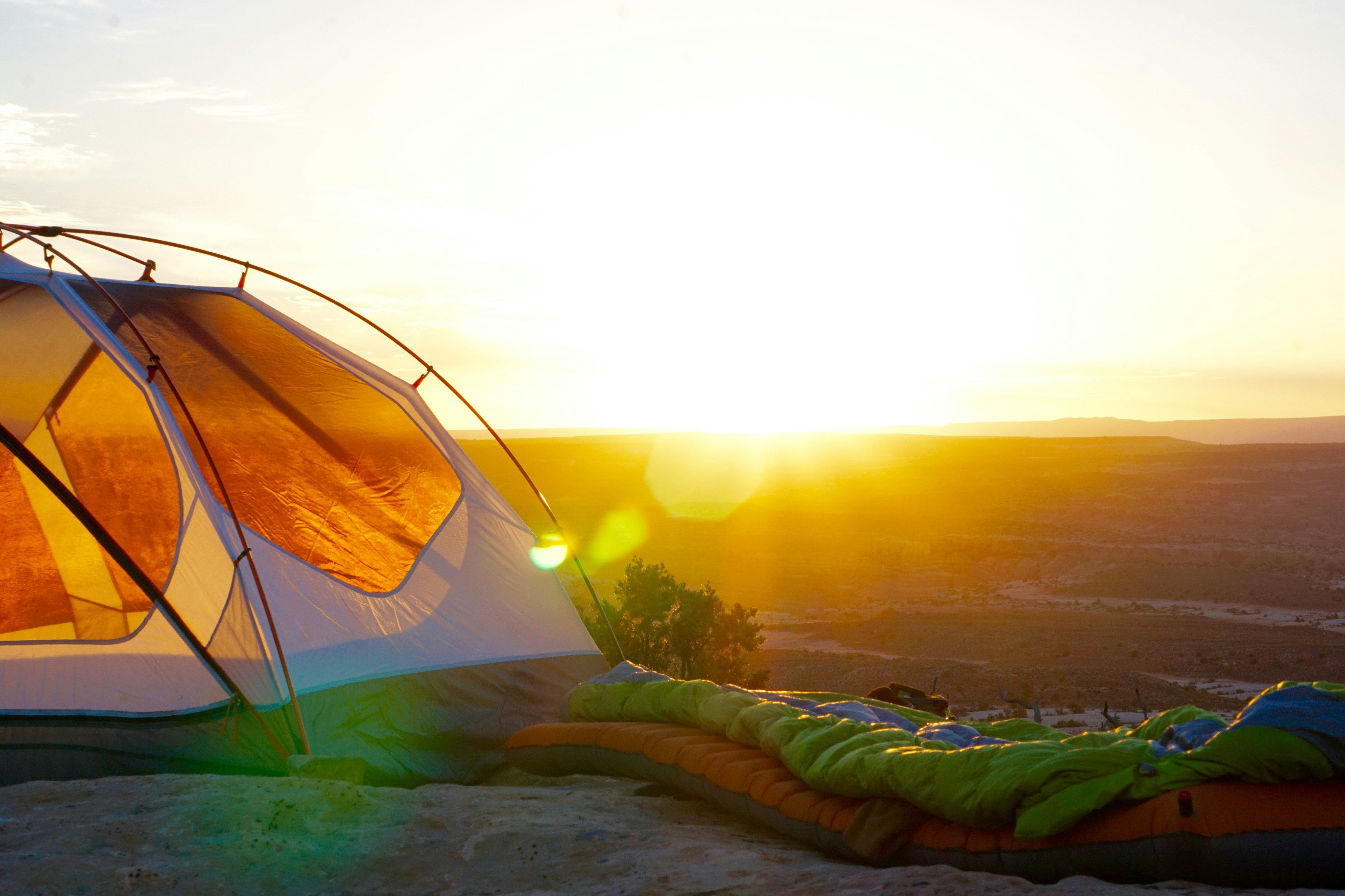 Top 5 Destinos Brasileiros para Mulheres que Adoram Acampar no Verão