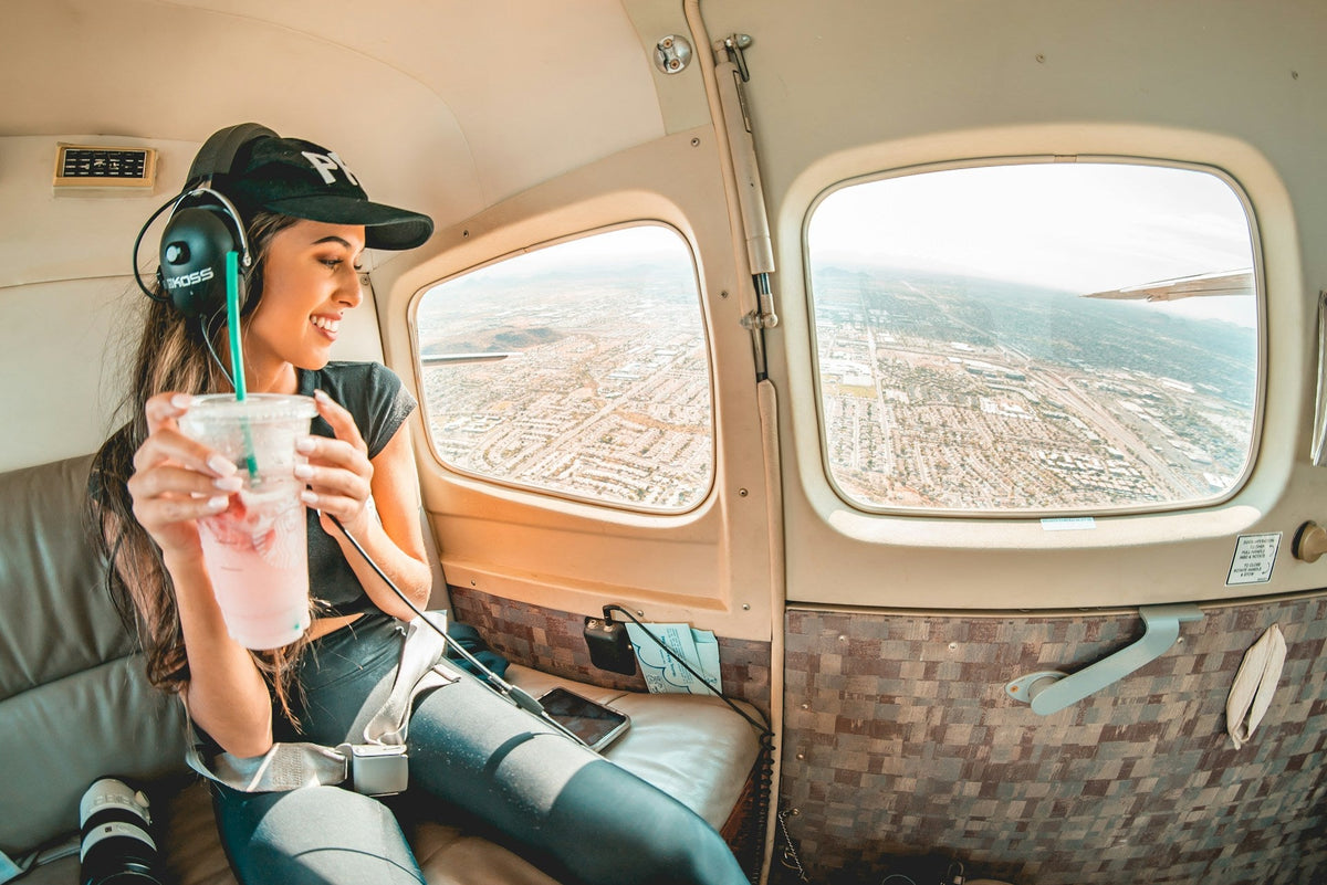 Como usar o banheiro do avião durante voos longos